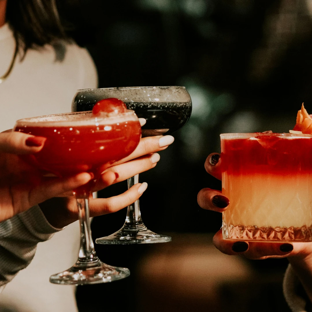 Cocktails die worden geproost