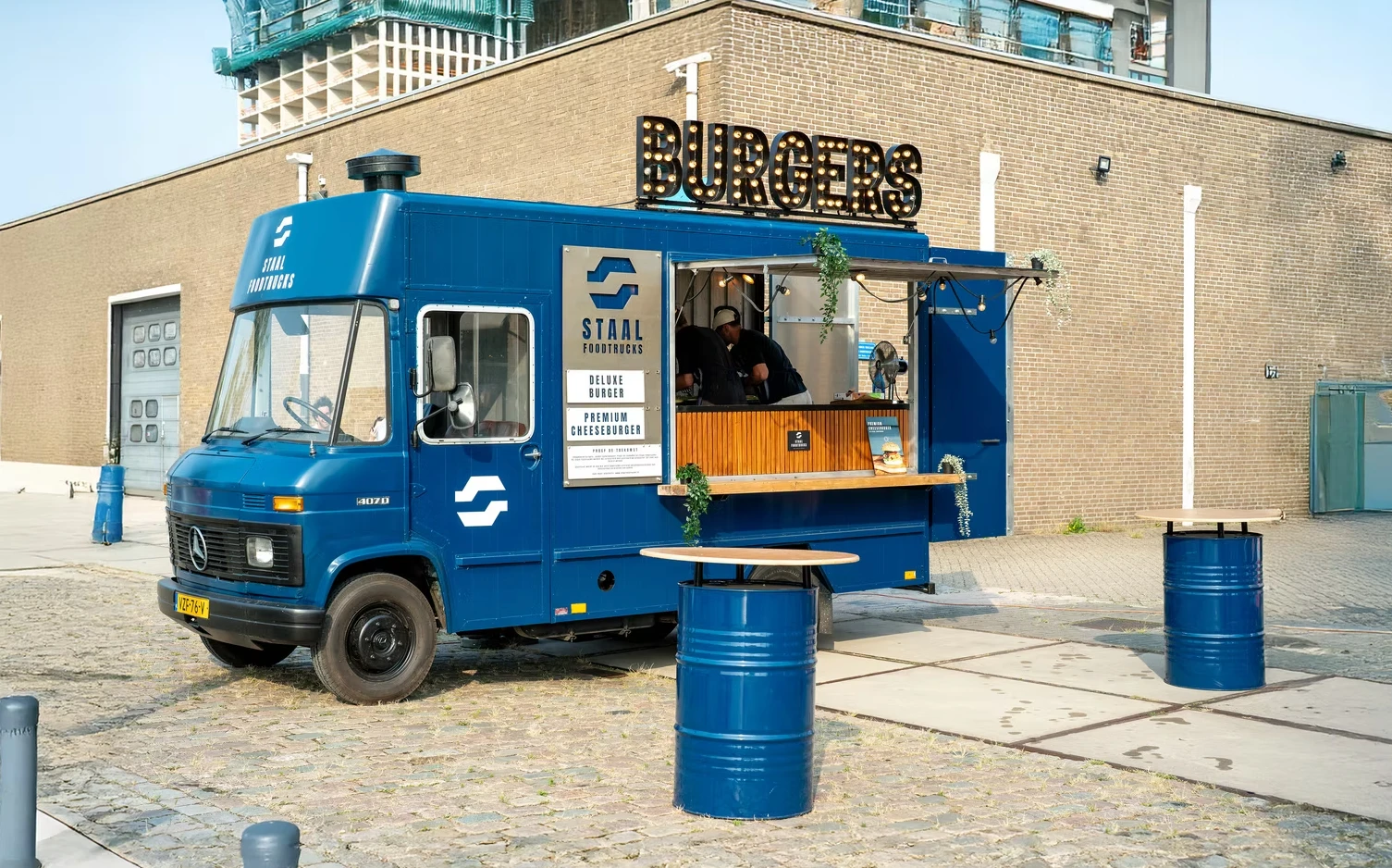 Foodtruck van Staal Foodtrucks met crew achter het luik